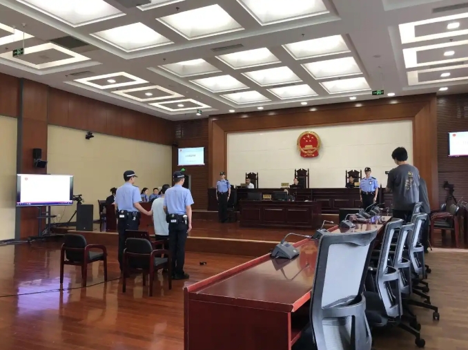护工入户盗窃40万获刑十年！律师详解：家政公司未尽合规审核义务要承担什么责任？受害人如何追回损失？(图2)